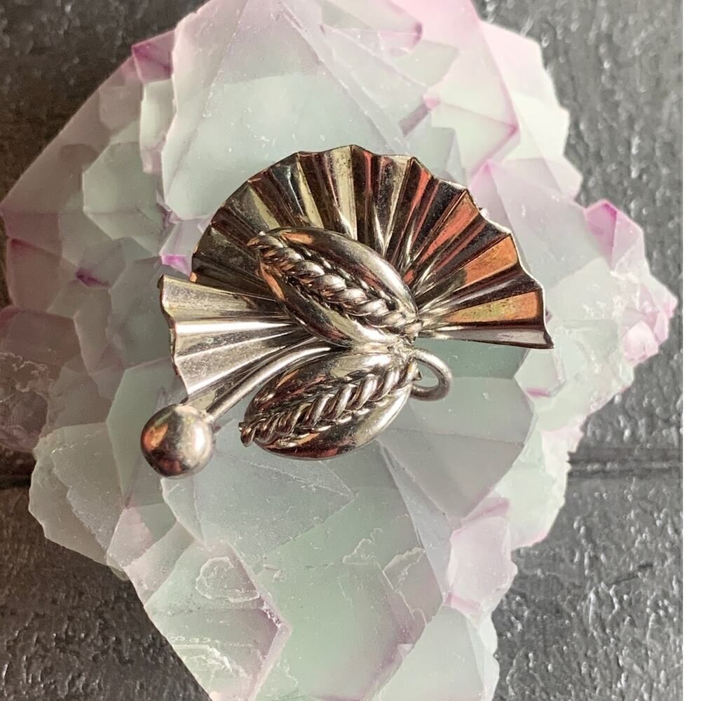 Vintage Fan-shaped Brooch, in Silver tone, Unmarked